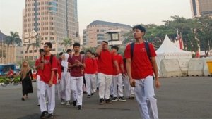 Pesta Merah Putih di KRL, Penumpang Rayakan HUT RI dengan Semangat Nasionalisme