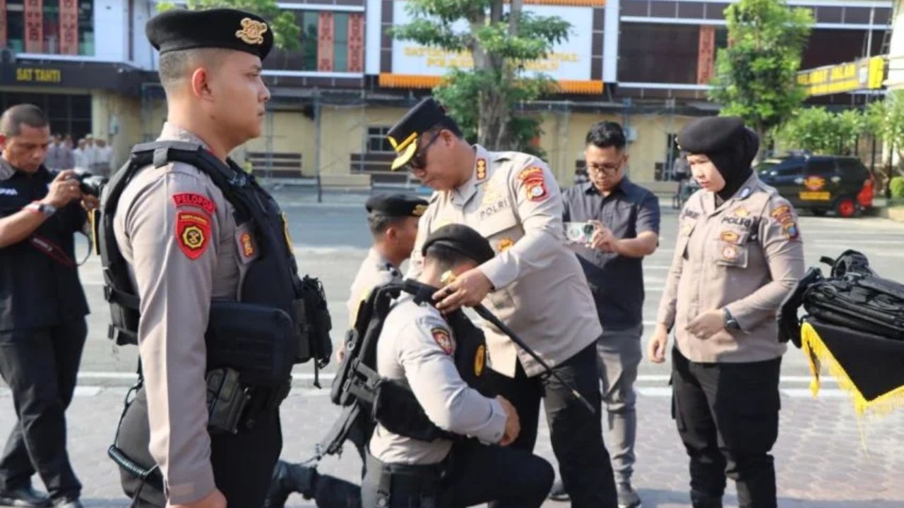 Perkuat Keselamatan, Kapolrestabes Medan Serahkan 30 Rompi Anti Sayat ke Tim Samapta