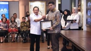 Mendagri Tito Karnavian Raih Penghargaan HAPERNAS 2025 atas Peran di Program 3 Juta Rumah
