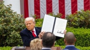 Trump Mendesak Mahkamah Agung Hentikan Dana Bantuan Luar Negeri  Miliar