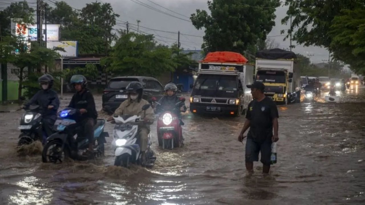 Banjir Genangi Pasar JB Cengkareng Usai Hujan Deras Kamis Malam
