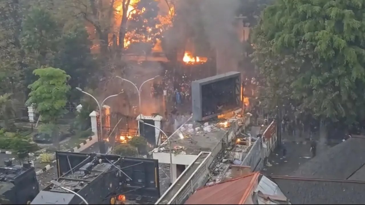 Bangunan Aset MPR RI di Bandung Dibakar Massa Saat Aksi Unjuk Rasa