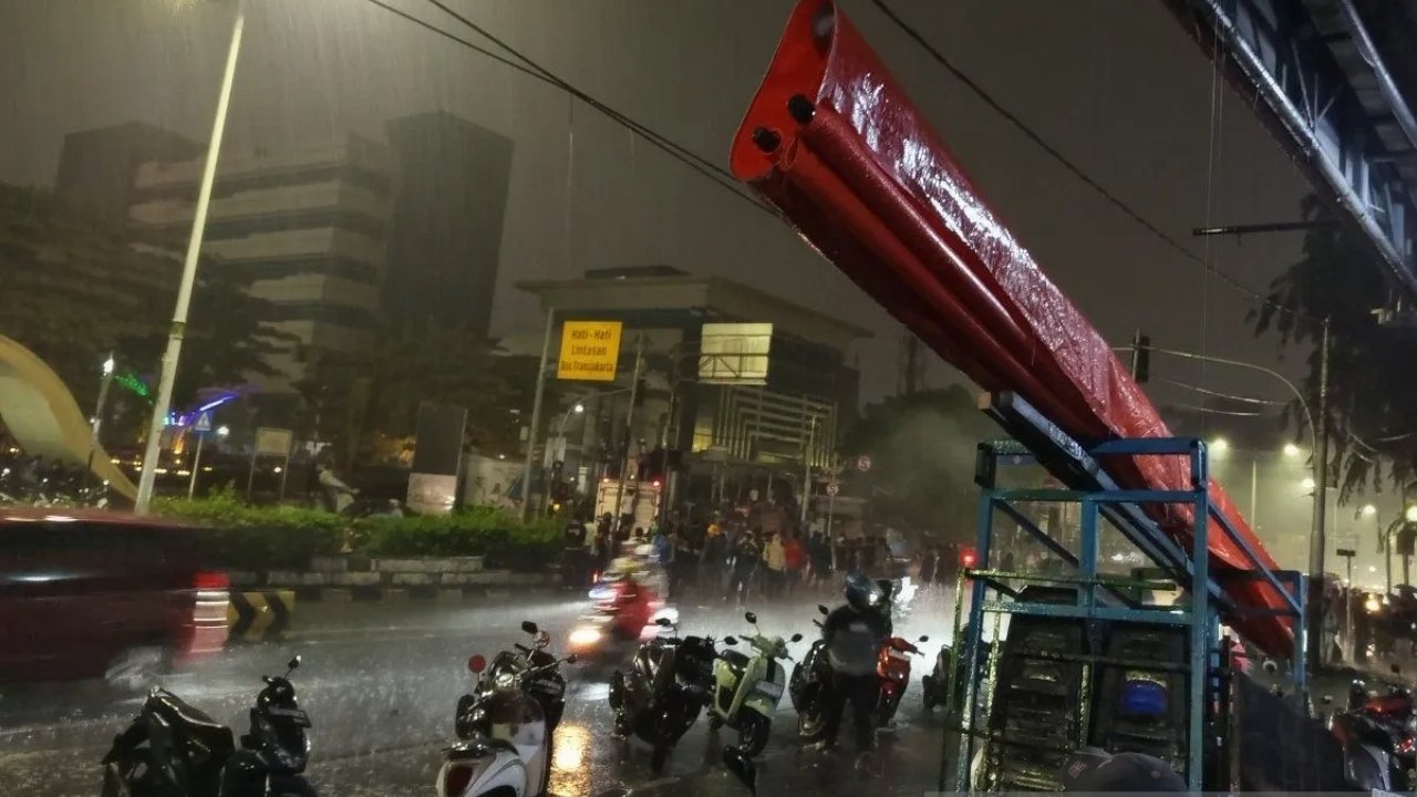 PKL Jalan Otista Jaktim Terpaksa Mundur Saat Demonstrasi Pecah