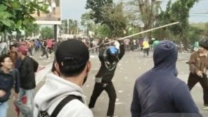 Ratusan Demonstran Serbu Mapolres Karawang, Bentrok dengan Polisi Pecah