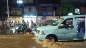 Jalan Raya Bogor Terbanjiri Setelah Tembok di Kramat Jati Runtuh