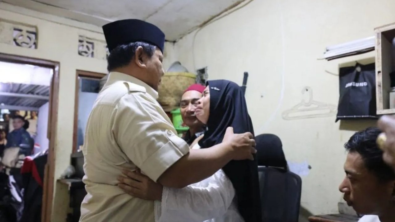 Prabowo Peluk Orang Tua Affan Kurniawan, Air Mata Pecah di Rumah Duka