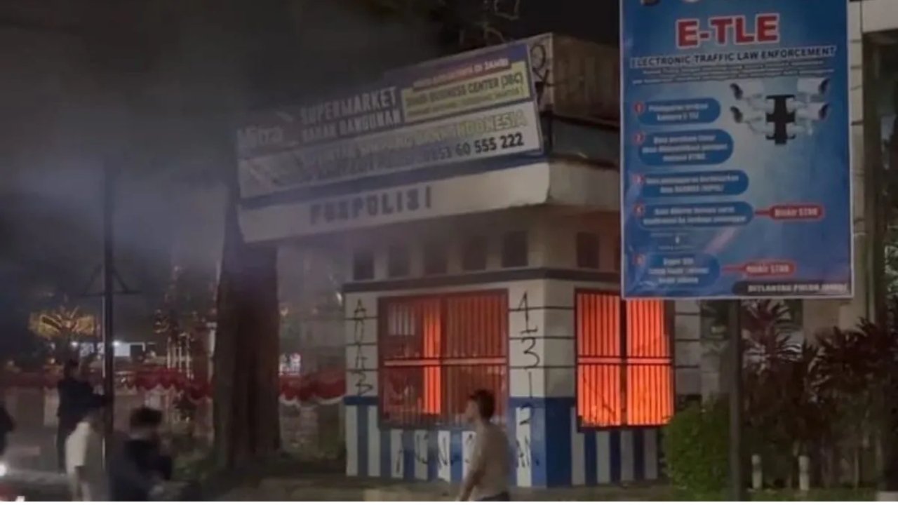 Pos Lalu Lintas Simpang BI Jambi Dibakar Massa