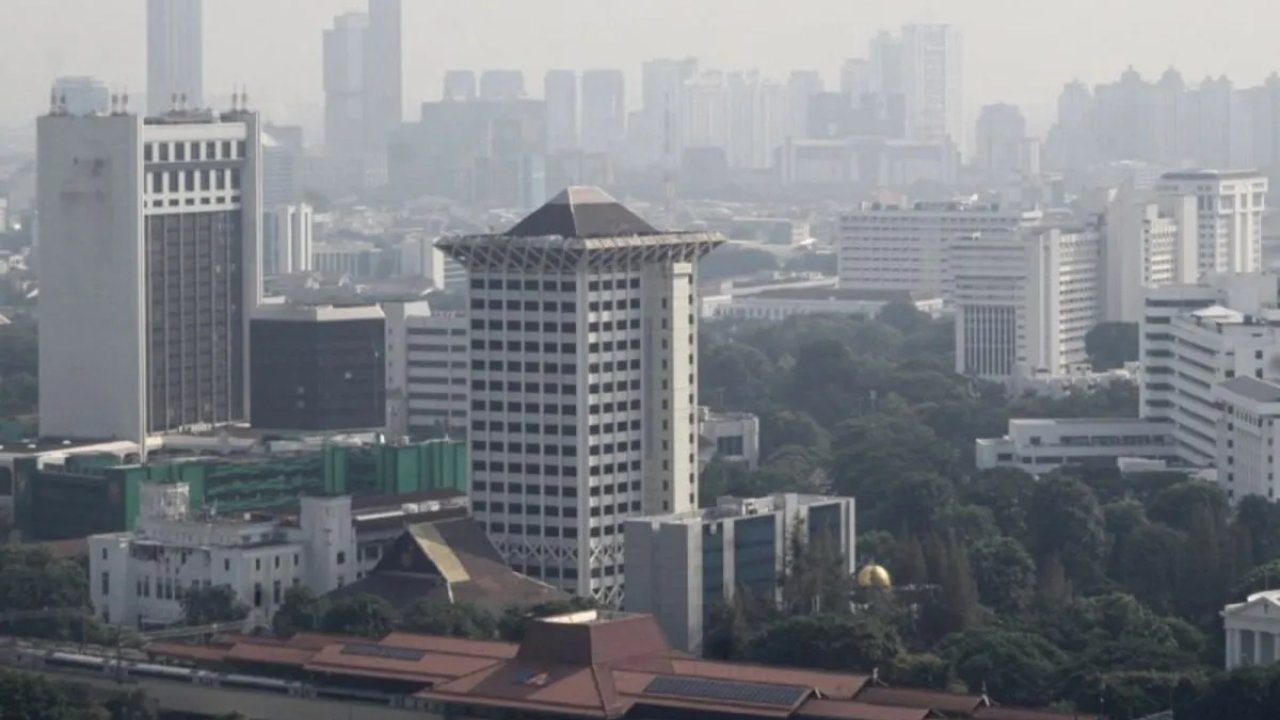 Minggu Pagi Jakarta Masuk Lima Besar Kota dengan Udara Terburuk Dunia