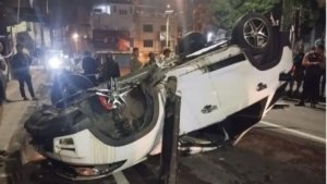 Mercedes-Benz S560 Terbalik di Depan Kantor PDAM Tirtanadi, Pengemudi Kabur