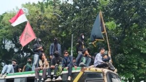 Massa Mahasiswa Kembali Datangi Gedung DPR/MPR