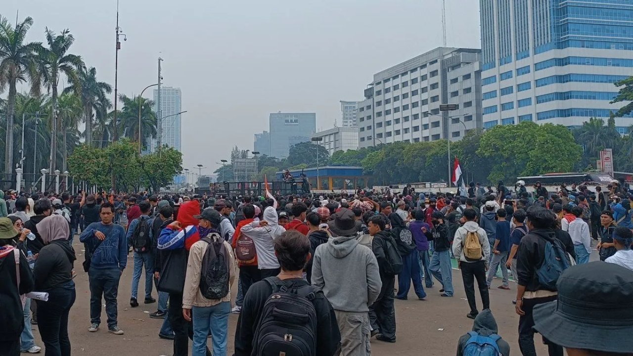 Rapat DPR Tetap Digelar Meski Aksi Unjuk Rasa Memanas di Jakarta