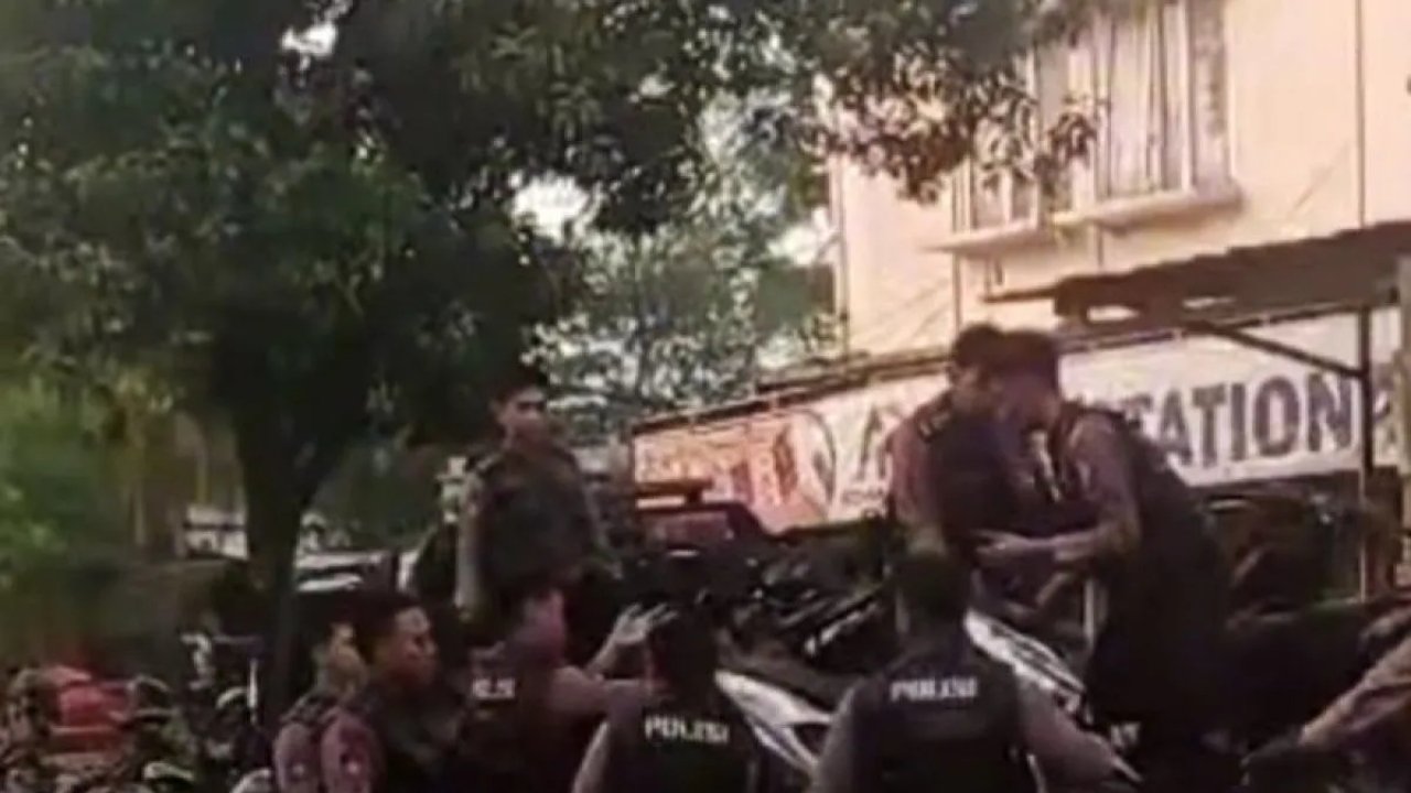 Polisi Grebek Markas Pencuri Motor di Ciracas, Warga Heboh