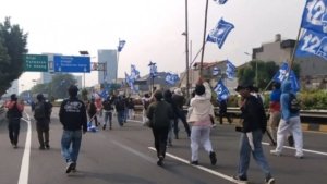 Massa Pelajar Nekat Terobos Jalan Tol Depan DPR, Polisi Tembakkan Gas Air Mata
