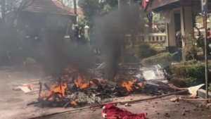 Motor Satpam DPRD Cirebon Hangus Terbakar Saat Kerusuhan, Fasilitas Gedung Ikut Rusak