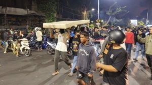 Massa Menjarah Gedung Negara Grahadi Surabaya Usai Kebakaran