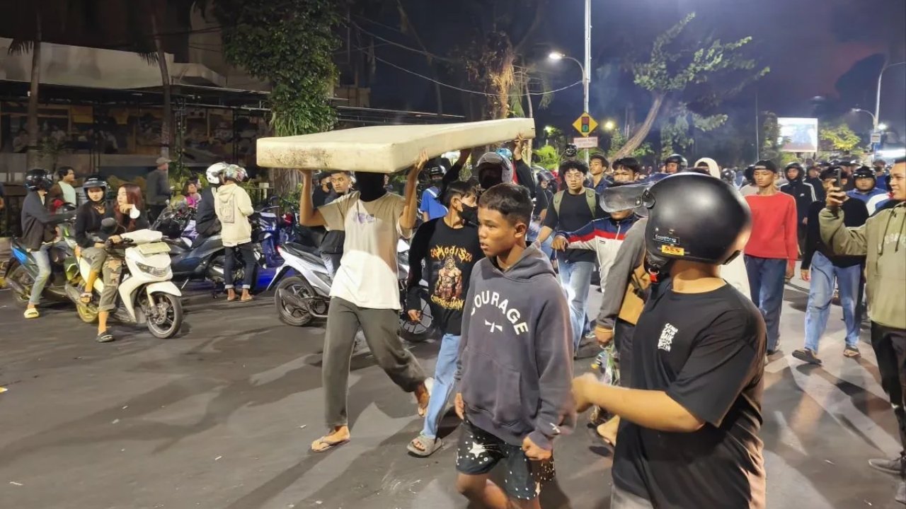 Massa Menjarah Gedung Negara Grahadi Surabaya Usai Kebakaran