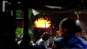 Massa Bertahan Saat Gedung Negara Grahadi Surabaya Terbakar