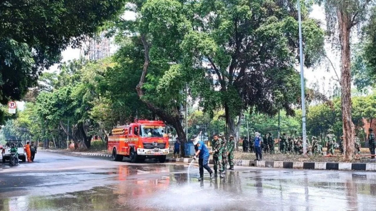 Damkar dan TNI Bersihkan Jalan Depan Mako Brimob Kwitang dari Sisa Gas Air Mata