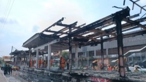 Halte Transjakarta Senen Dibersihkan Usai Dibakar Massa, Layanan Segera Pulih