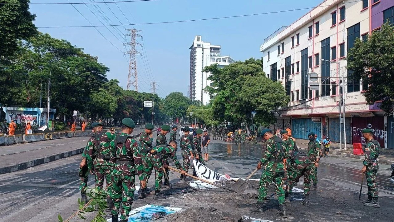 Petugas dan TNI Gotong Royong Bersihkan Sisa Demo di Mako Brimob Kwitang