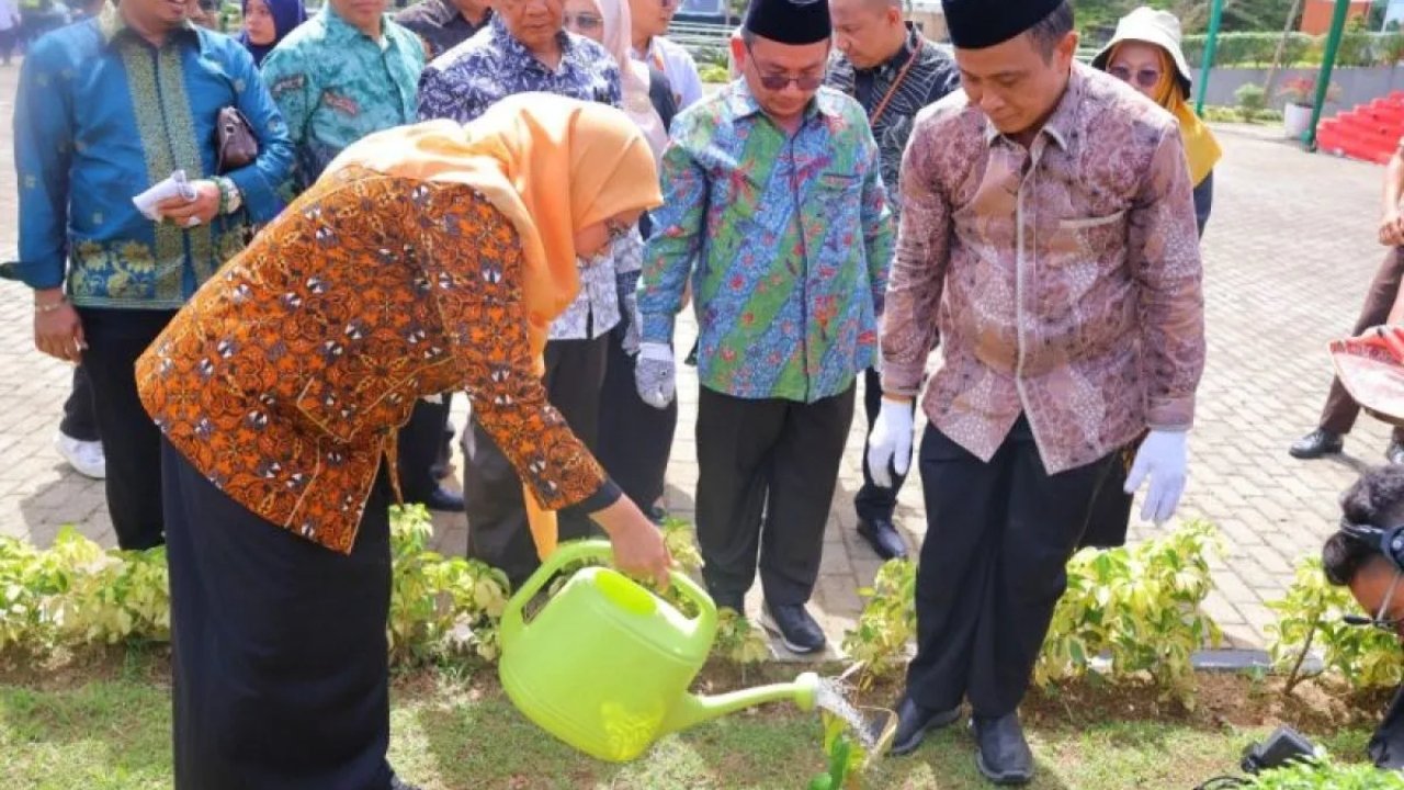 PBAK UINSU 2025 Dibuka dengan Penanaman Pohon, Mahasiswa Baru Diajak Peduli Lingkungan