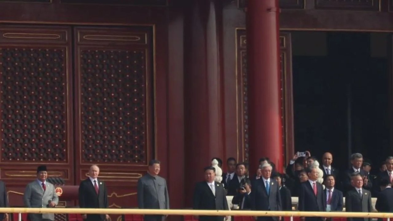 Prabowo Hadiri Parade Militer Megah di Beijing, Duduk Sejajar dengan Putin dan Xi Jinping