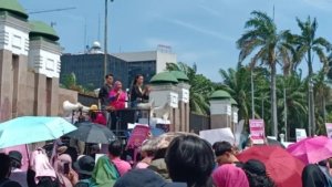 Unjuk Rasa Aliansi Perempuan Indonesia Gunakan Juru Bahasa Isyarat di Depan DPR