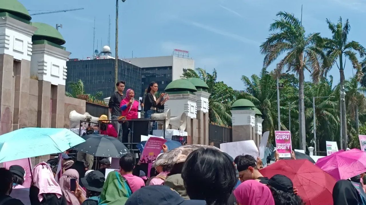 Unjuk Rasa Aliansi Perempuan Indonesia Gunakan Juru Bahasa Isyarat di Depan DPR