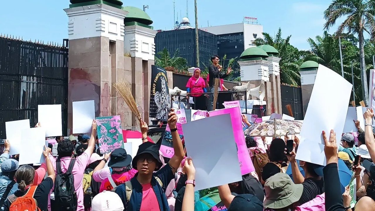 Massa Demo di DPR Bawa Sapu Lidi, Simbol Perlawanan terhadap Kekerasan dan Ketimpangan