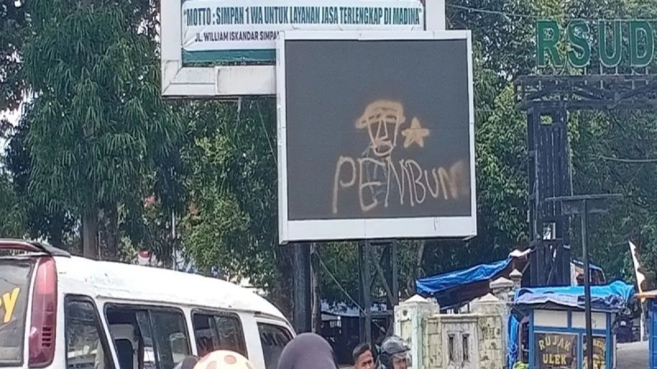 Videotron Pemkab Madina di Taman Kota Panyabungan Dirusak OTK, Warga Geram