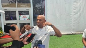 Simon Tahamata Minta PSSI Kembalikan Laga Timnas ke Jakarta
