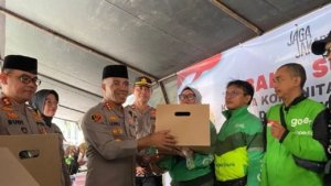 Polres Jaksel Beri Sembako dan Helm, Tingkatkan Rasa Aman Pengemudi Ojek Daring