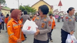 Polwan Polda Sumut Tebar Ratusan Paket Sembako untuk Petugas Kebersihan Medan