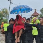 Polri Dampingi Korban Banjir Bali dengan Bantuan Logistik dan Trauma Healing