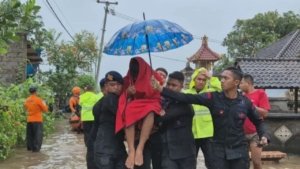 Polri Dampingi Korban Banjir Bali dengan Bantuan Logistik dan Trauma Healing