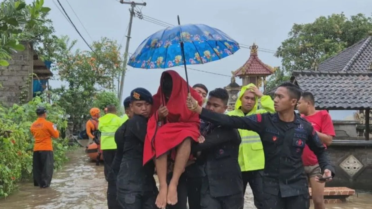 Polri Dampingi Korban Banjir Bali dengan Bantuan Logistik dan Trauma Healing