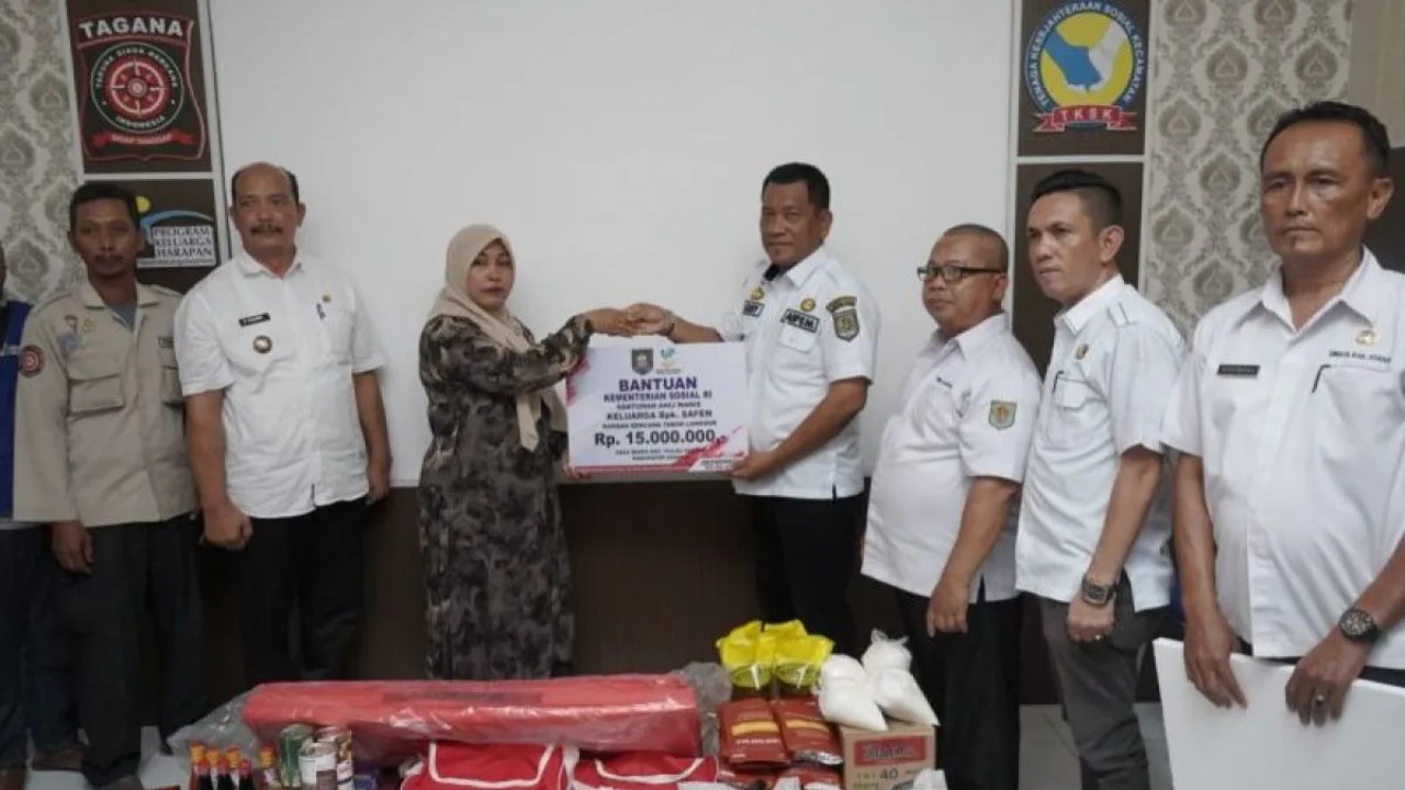 Bupati Asahan Langsung Salurkan Bantuan untuk Keluarga Korban Longsor