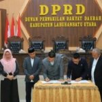 Bupati Labura Sahkan Ranperda P-APBD 2025