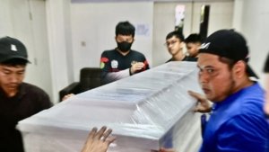 Tim DVI Polda Kalsel Serahkan Jenazah 3 WNA Korban Helikopter Jatuh