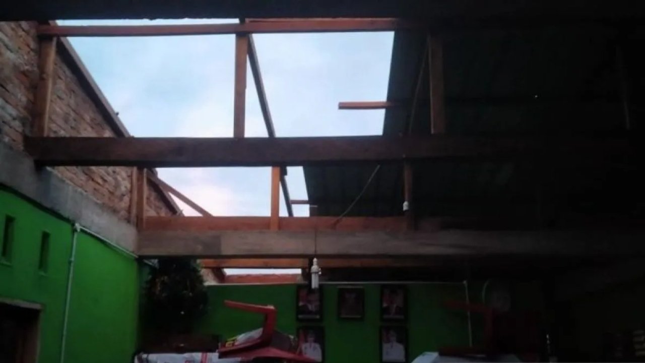 Angin Puting Beliung Terjang Taput, 16 Rumah Hancur dan Warga Mengungsi